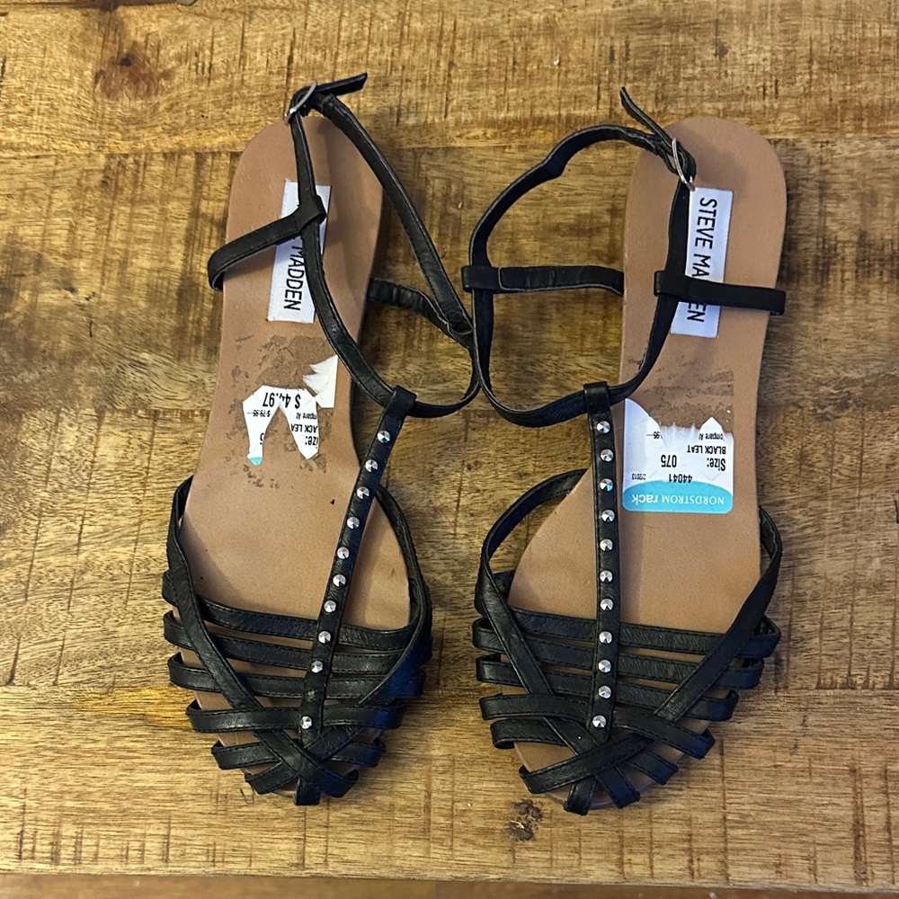 Steve Madden 7.5 Black leather T-Strap silver studs Sandals new